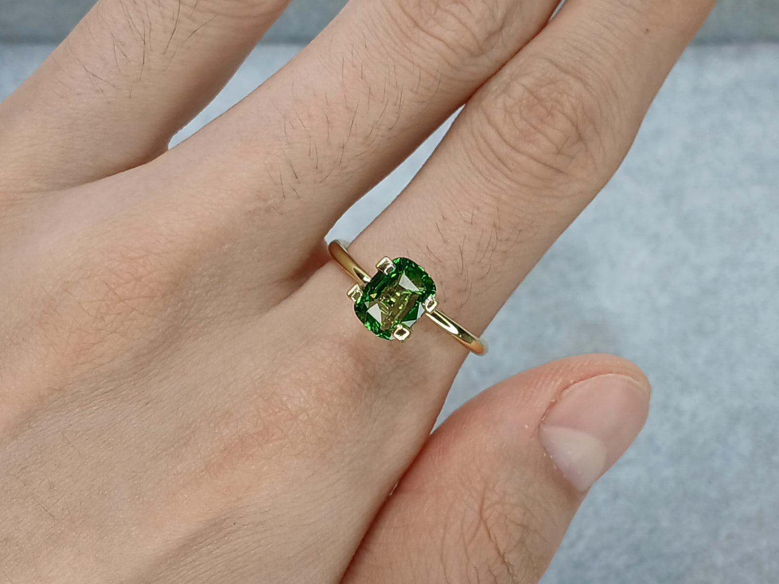 G351  TSAVORITE LONG CUSH 1.57CT