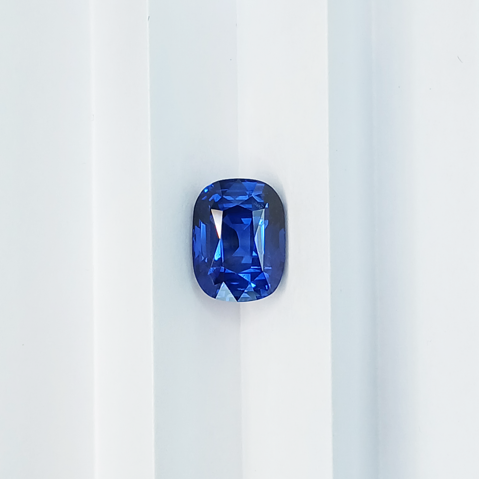 G235	PEACOCK BLUE SAPPHIRE LONG CUSH 6.99CT