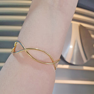 Carola Interlocking Infinity Wire Gold Bangle 2021-032