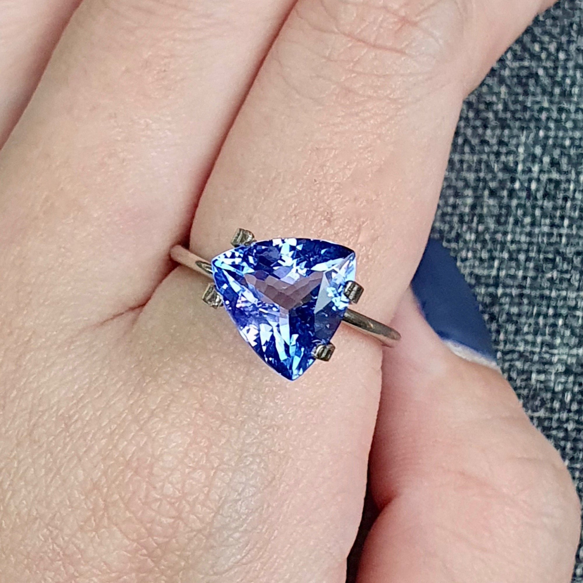 TANZANITE TRILLION  3.28 CT G094