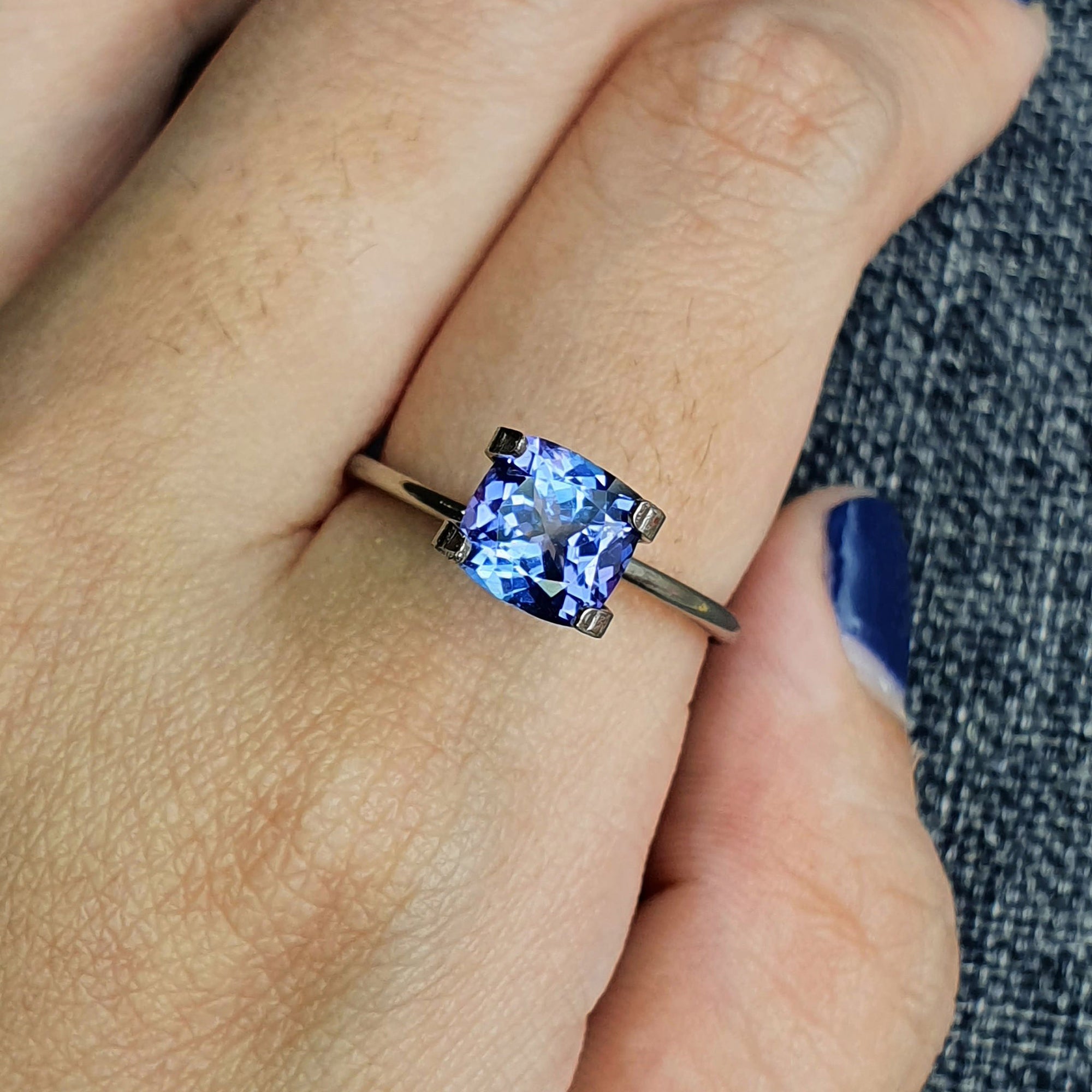 TANZANITE CUSH  1.5CT G182-1